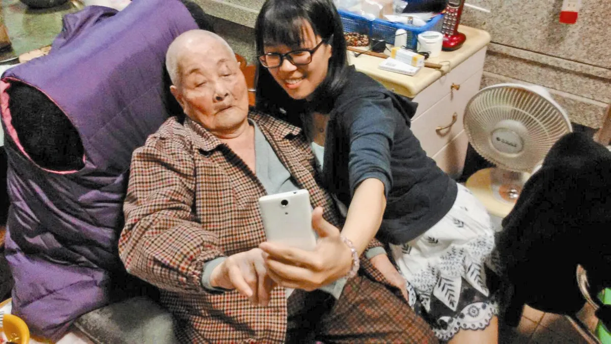 教爺奶自拍  上傳臉書