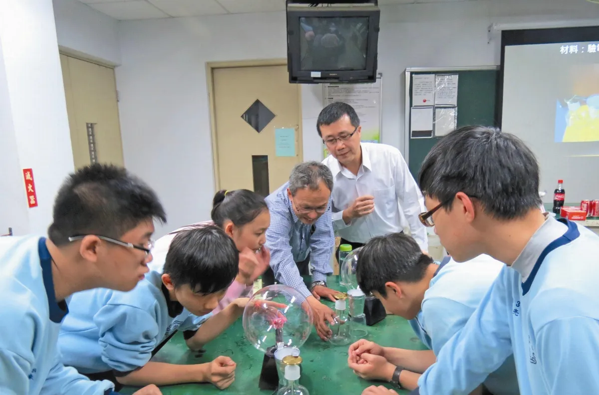 退休師進偏鄉校 義教科學
