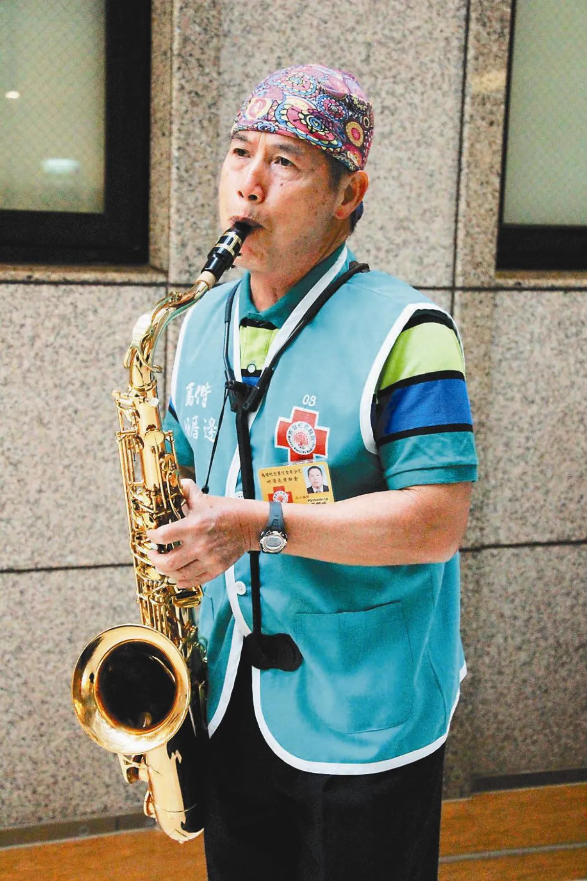 義工吹薩克斯風 撫病患心靈