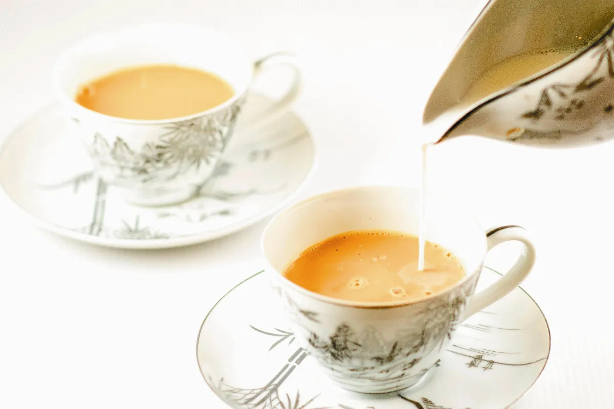 逸饗蔬食 幸福滋味的熱紅茶拿鐵