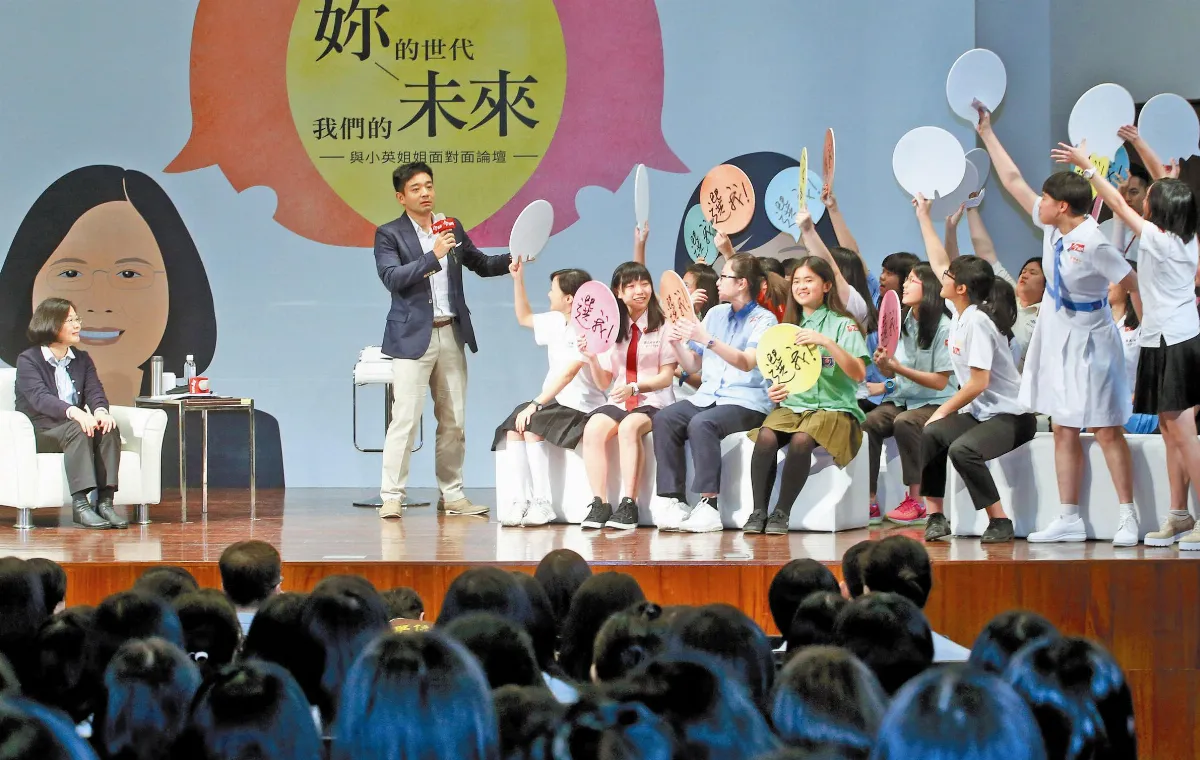 與高中女生對話 小英姐姐：要敢冒險叛逆