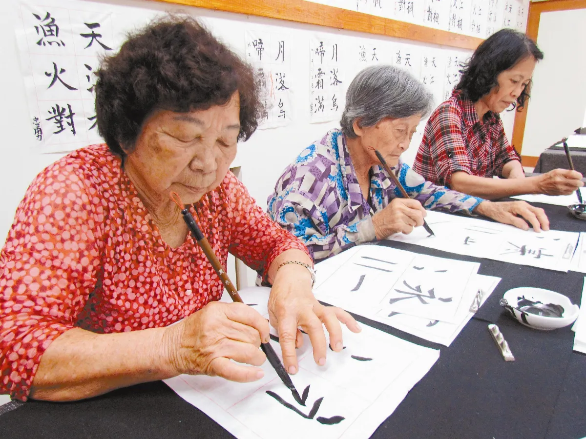 崇德國小「不老學堂」 唱歌學識字 阿嬤跟孫子LINE
