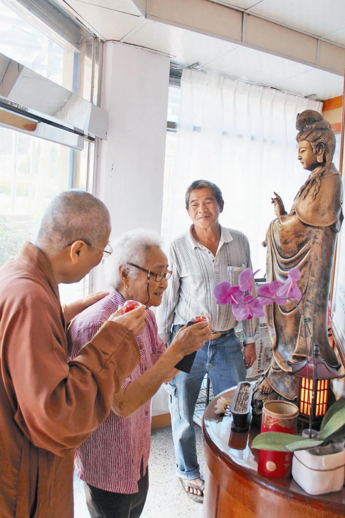 佛光山推健檢配鏡 長者獲光明