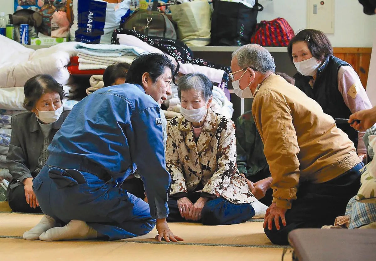 安倍 跪坐慰熊本災民