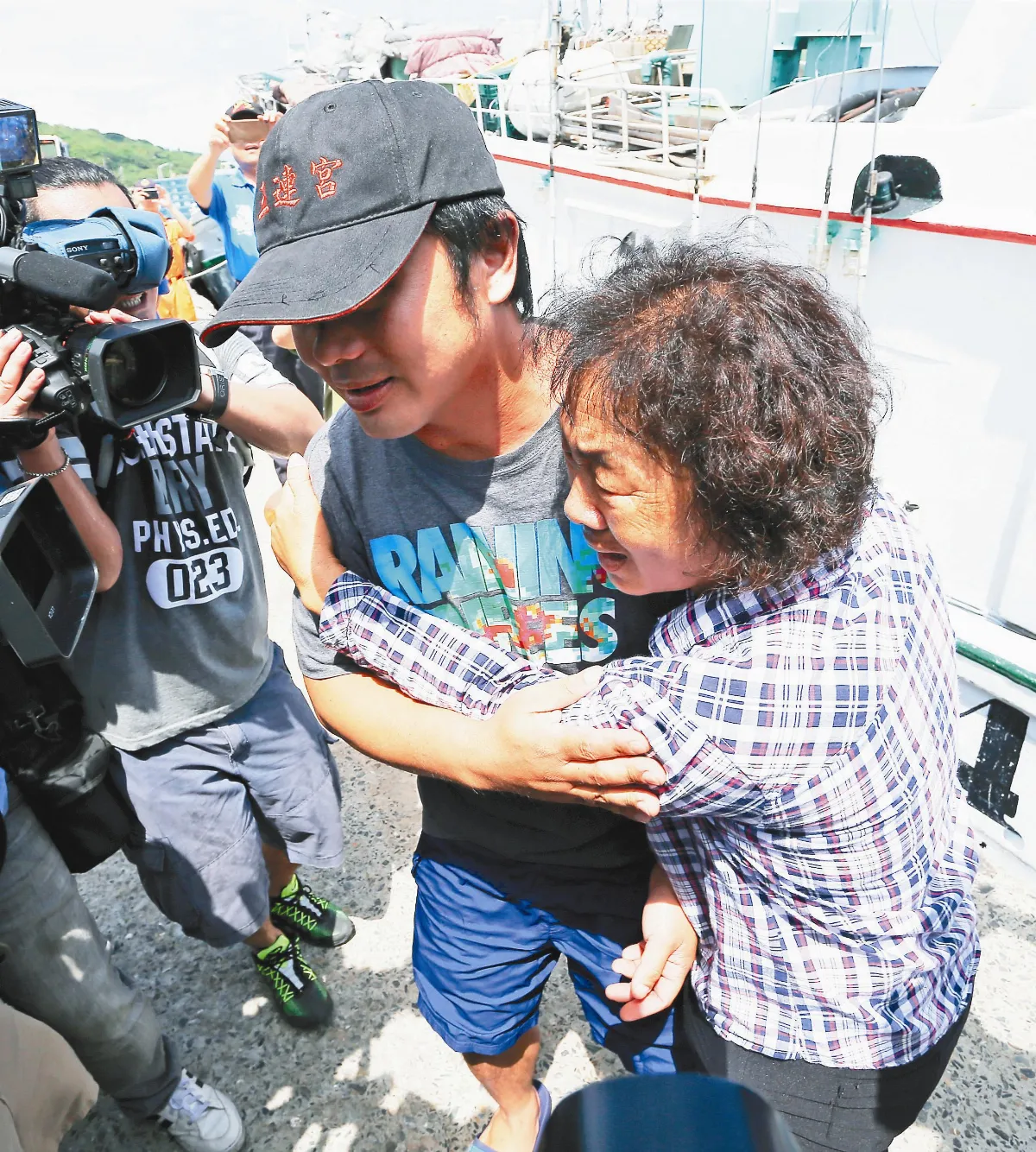 母親節前返家 船長抱母痛哭
