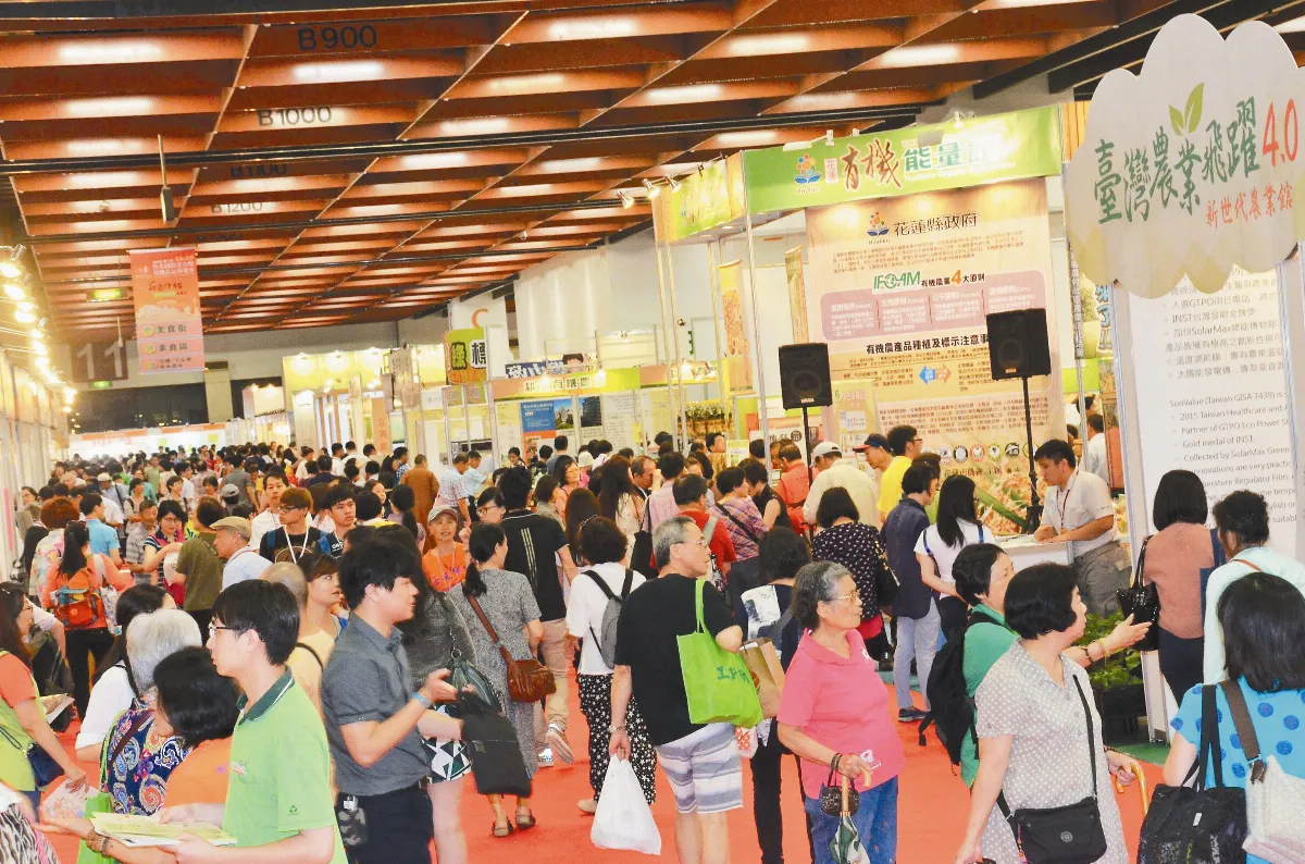 素博首日 人氣、買氣熱翻騰