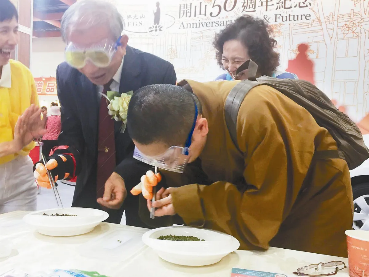 護目鏡、約束手套、耳塞、鉛條…全上身  體驗高齡者 學會同理心