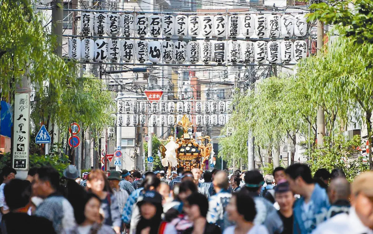 東京淺草寺十五日舉辦「三社祭」，