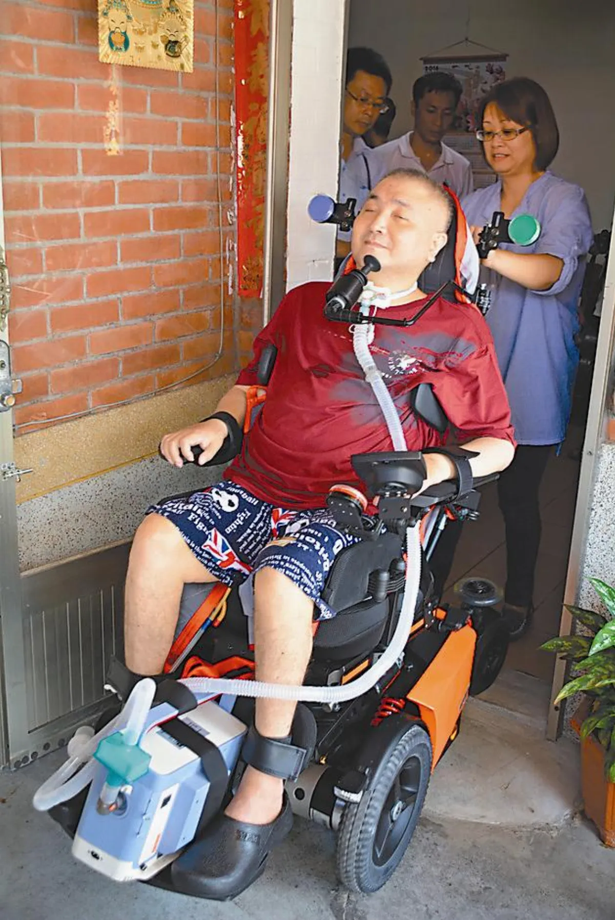 獲贈電動輪椅  癱瘓男出門圓夢