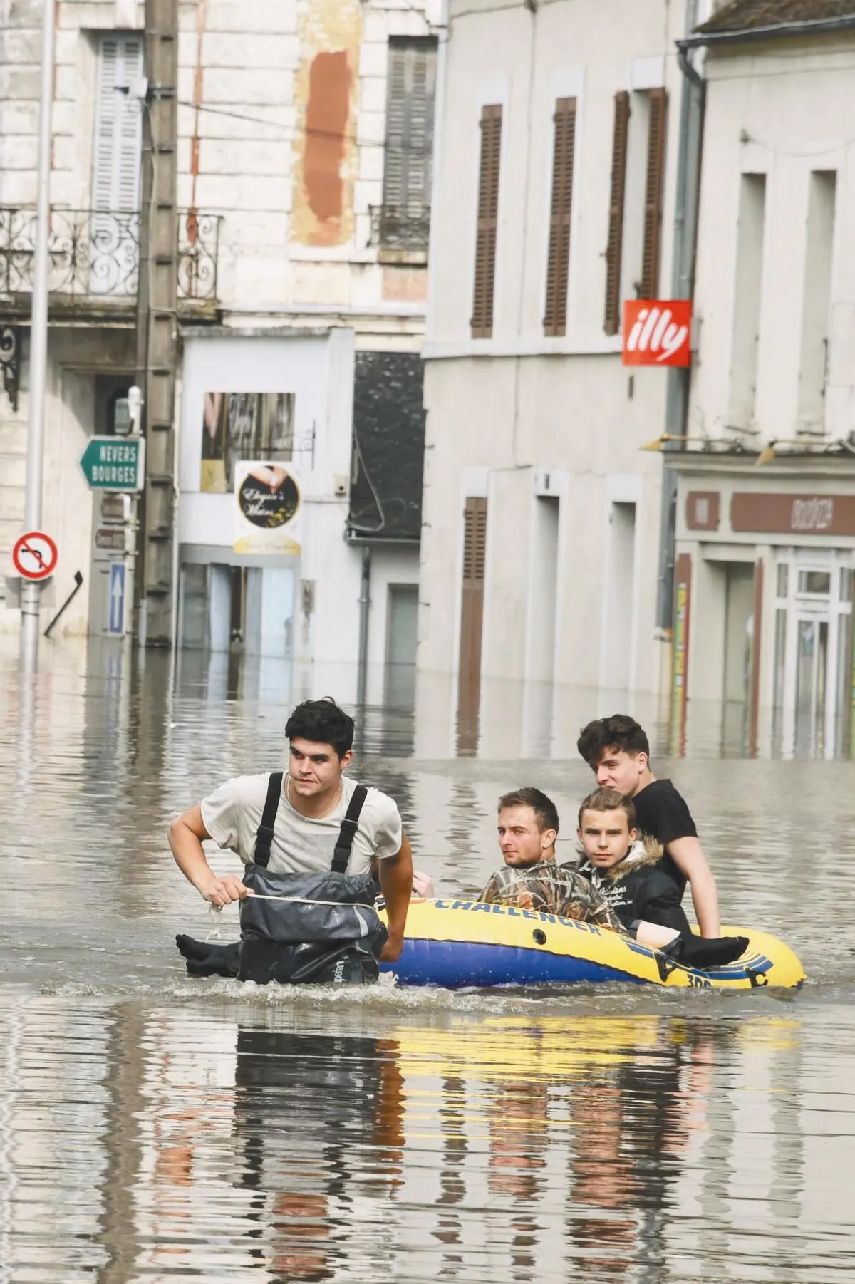 豪雨重創 德法奧泡水裡