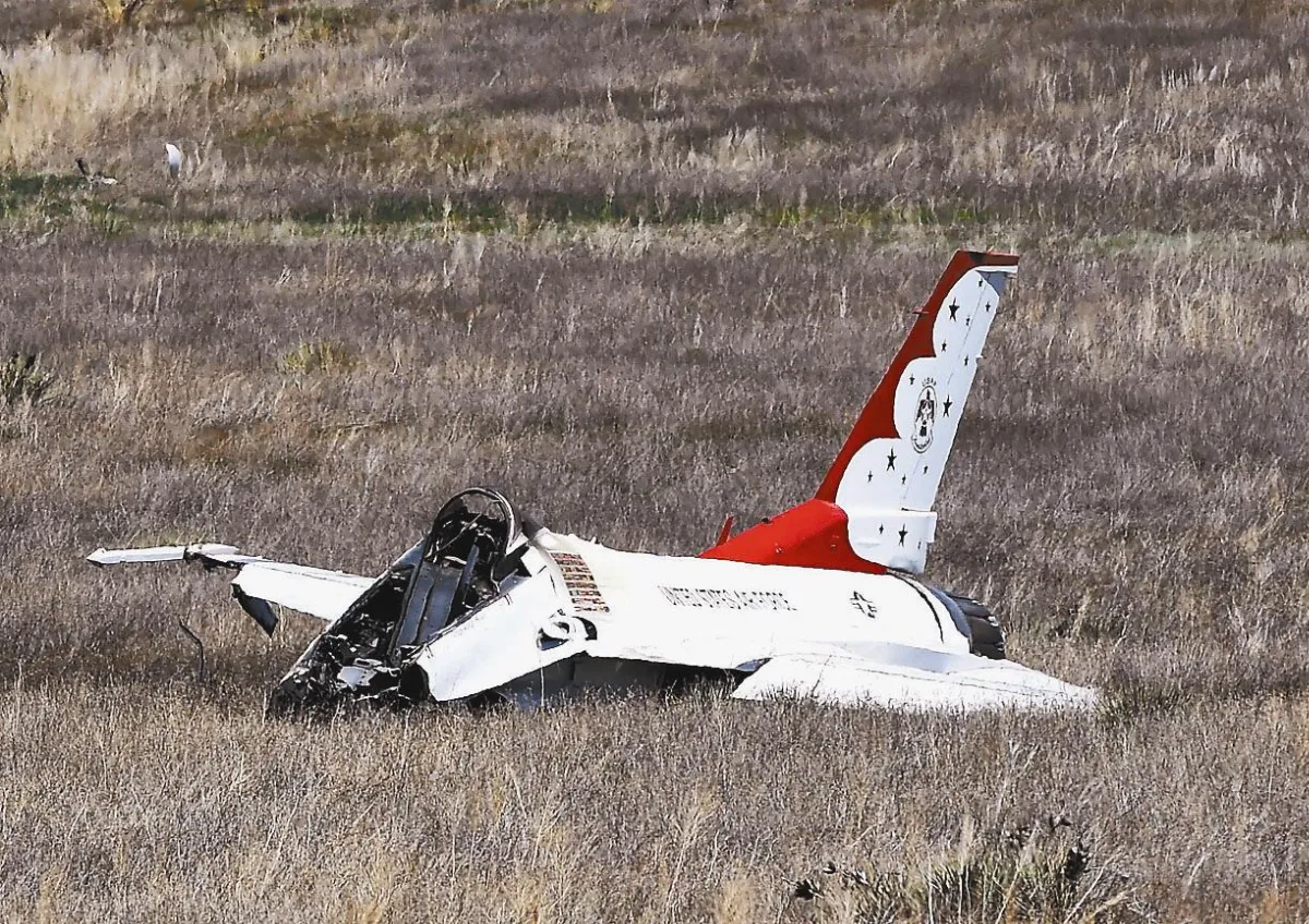 美軍機瘟 雷鳥、藍天使墜機1死