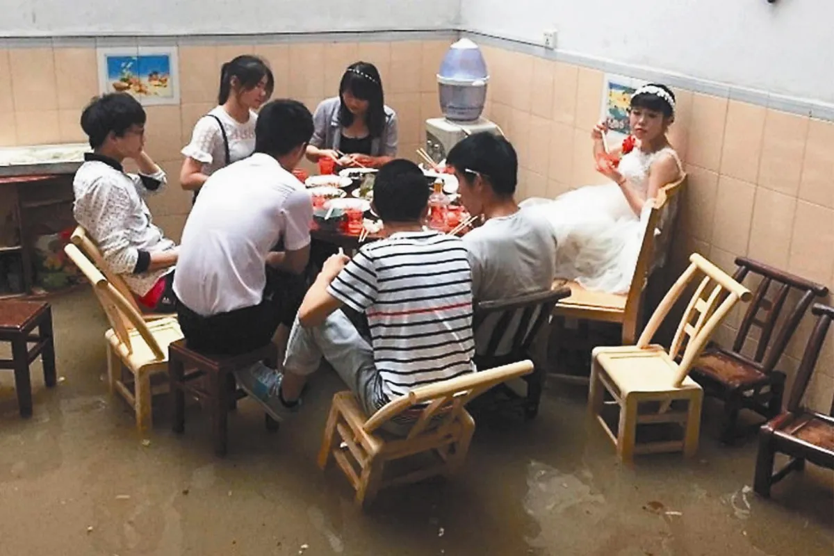 雨神鬧婚禮 水中翹腿吃喜宴