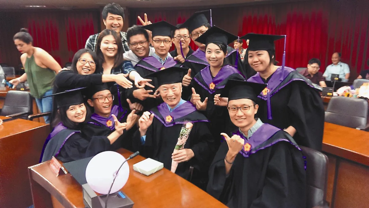 畢業了！同學比他小1甲子 8旬碩士 手寫4萬字論文