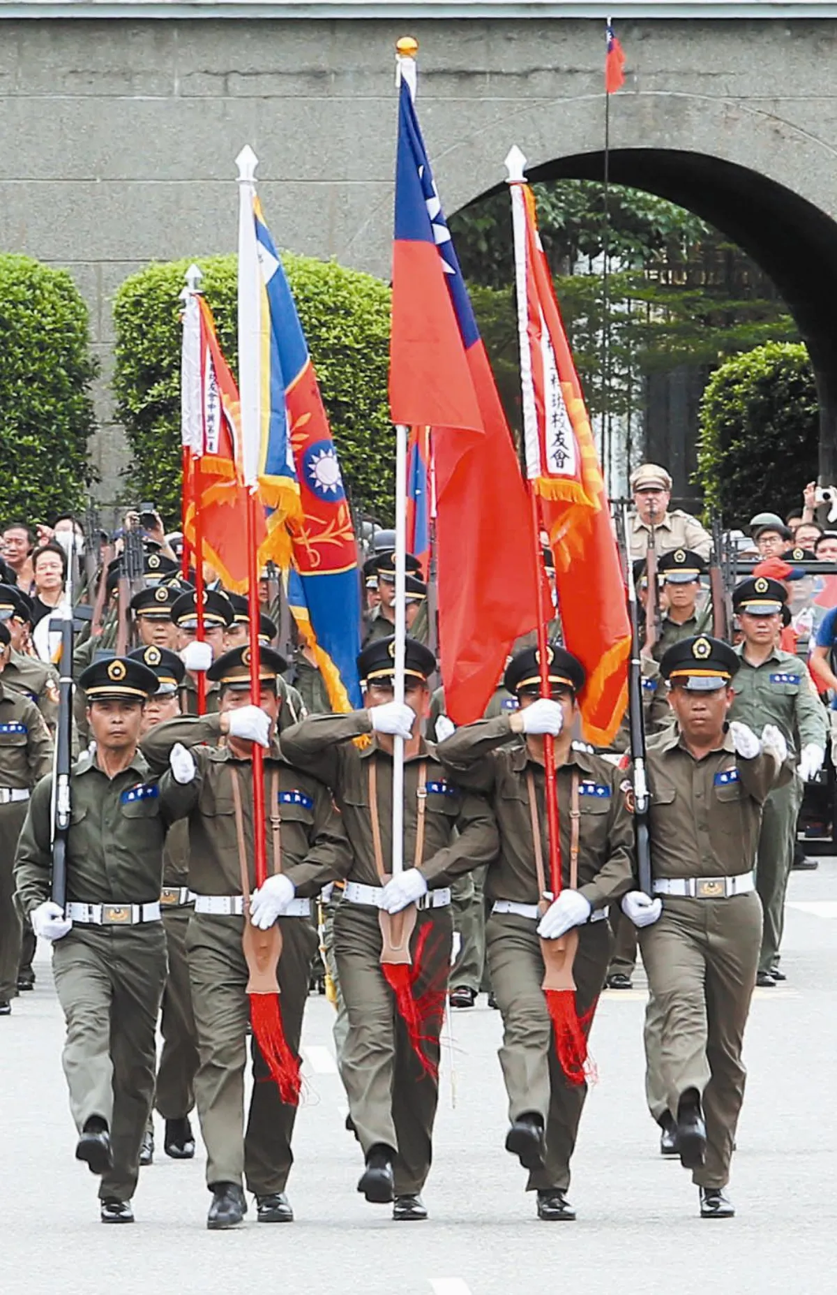 5年級凱道踢正步 周、洪打氣