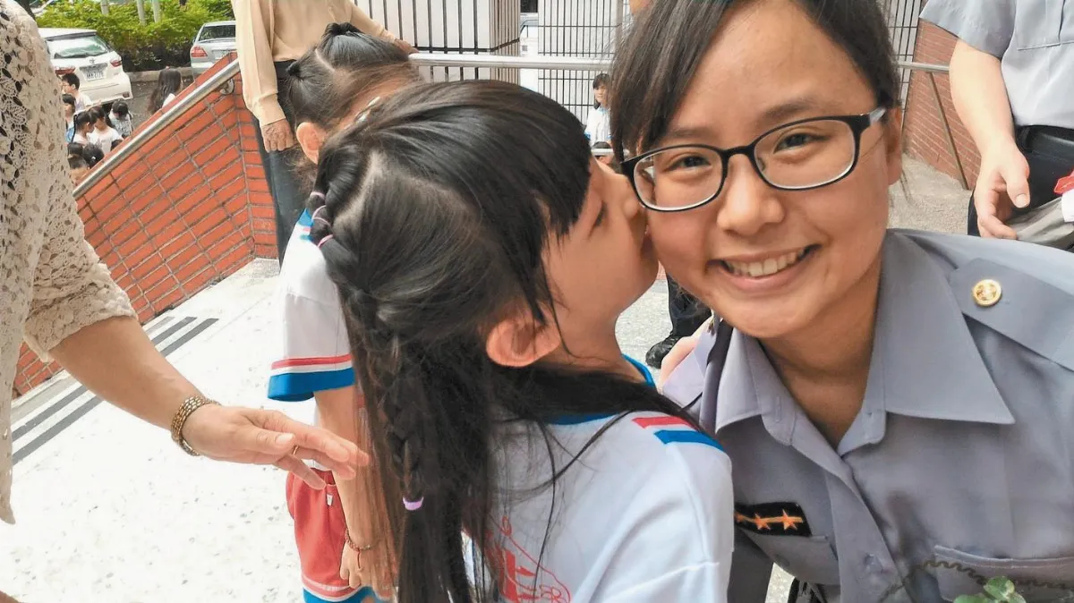 警察節快樂 300童獻花