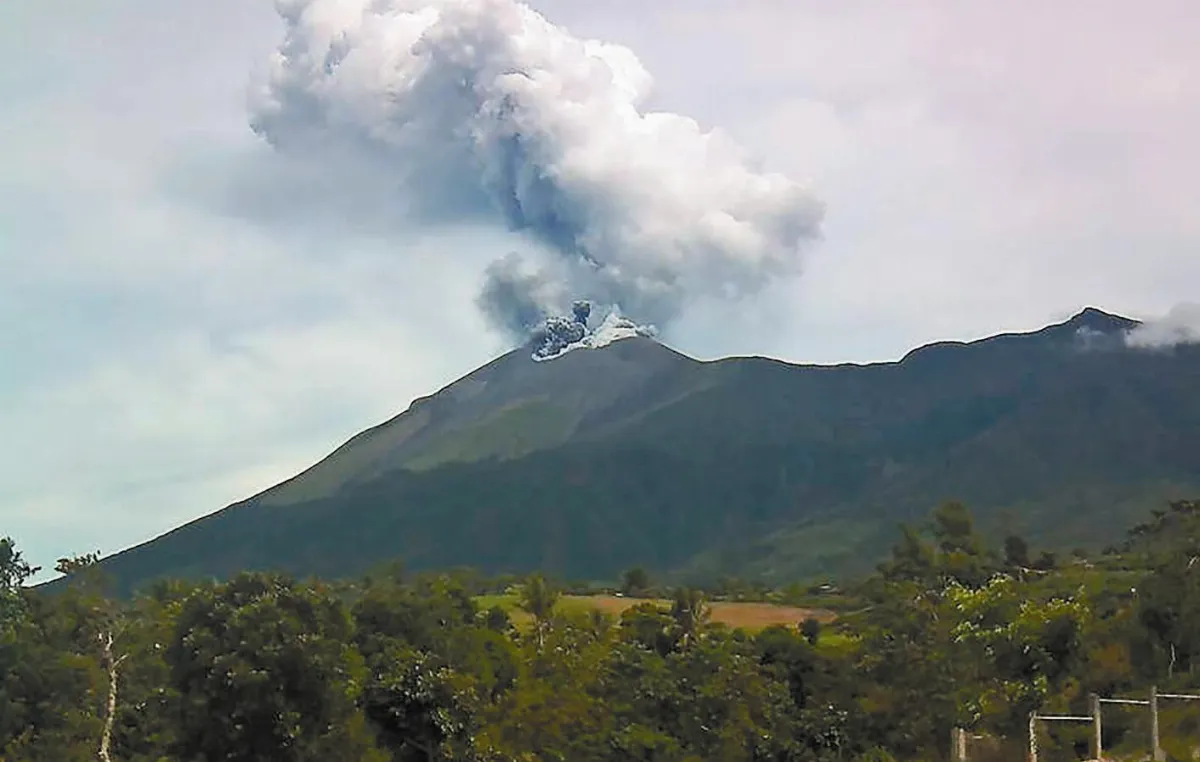 菲中部火山噴發 恐影響飛安