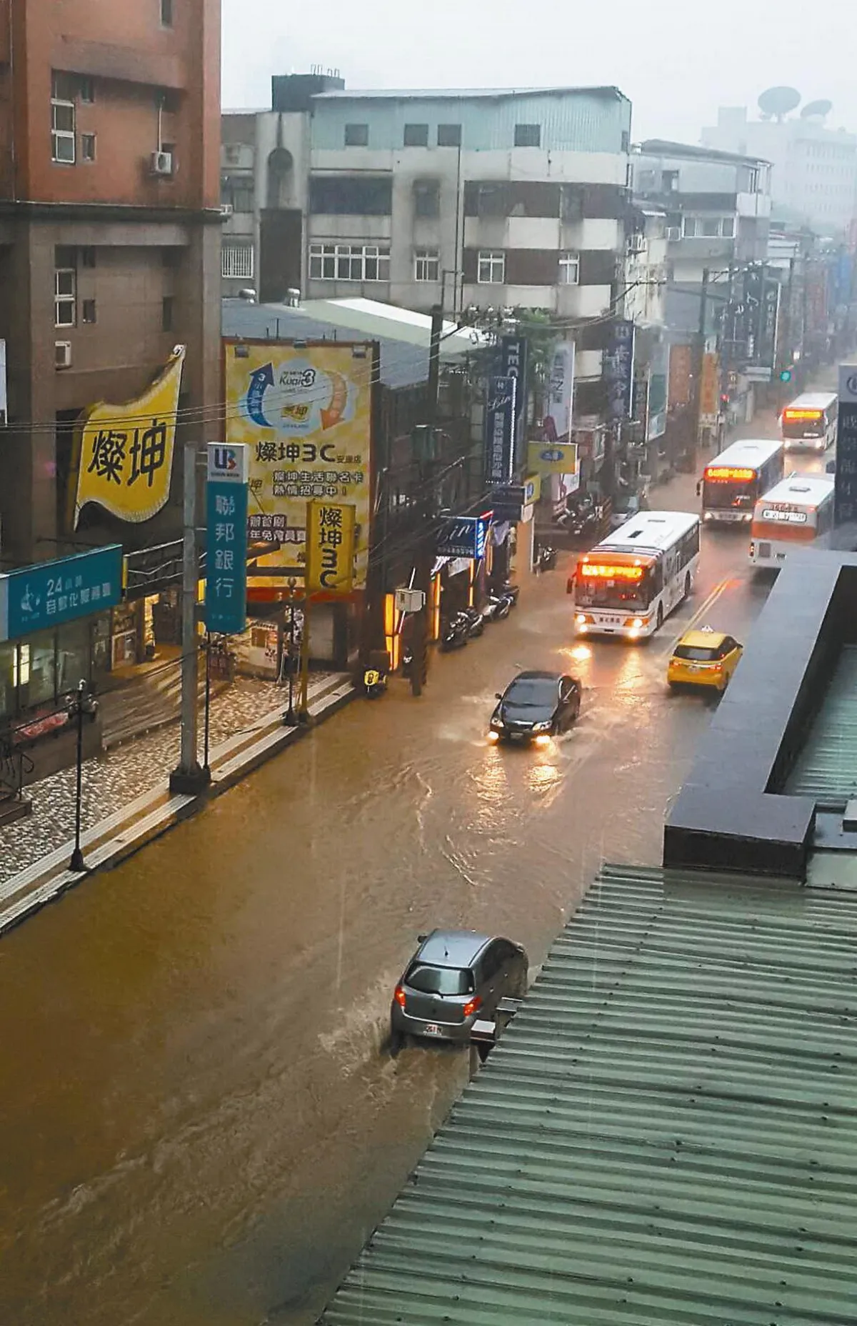 瞬間暴雨 新店水汪汪