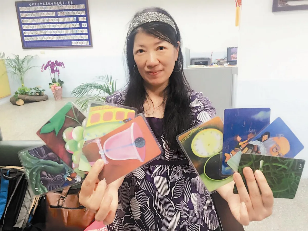 桌遊書卡當教材 王愛昀教學有一套