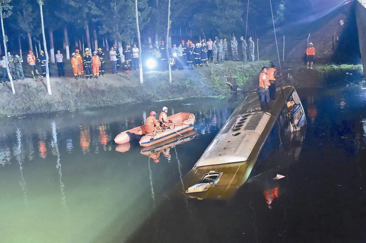 河北客車爆胎墜河 26死