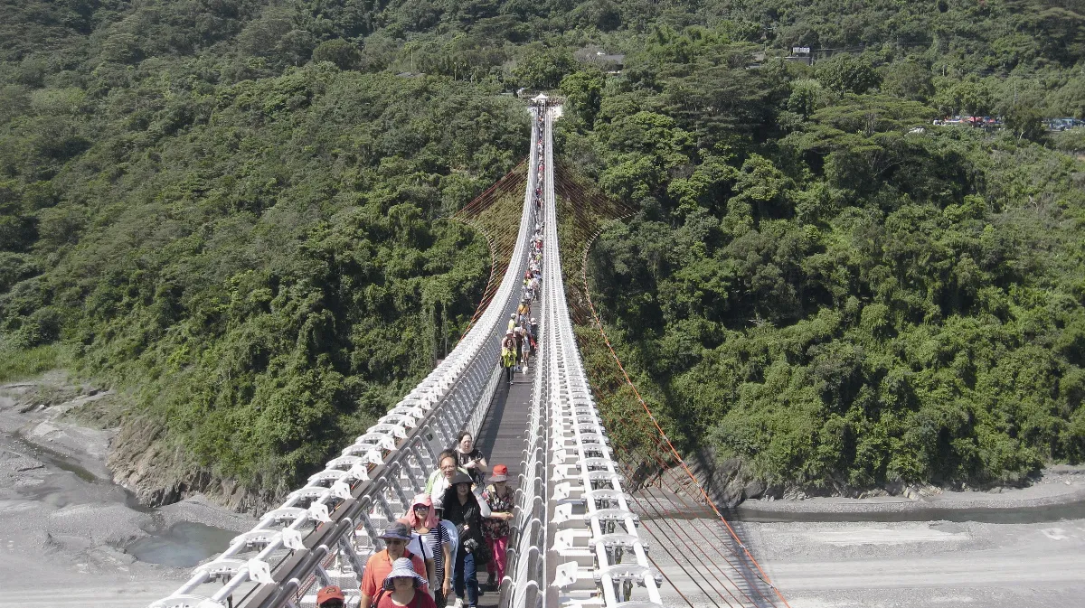 海闊天空 走過 山川琉璃吊橋