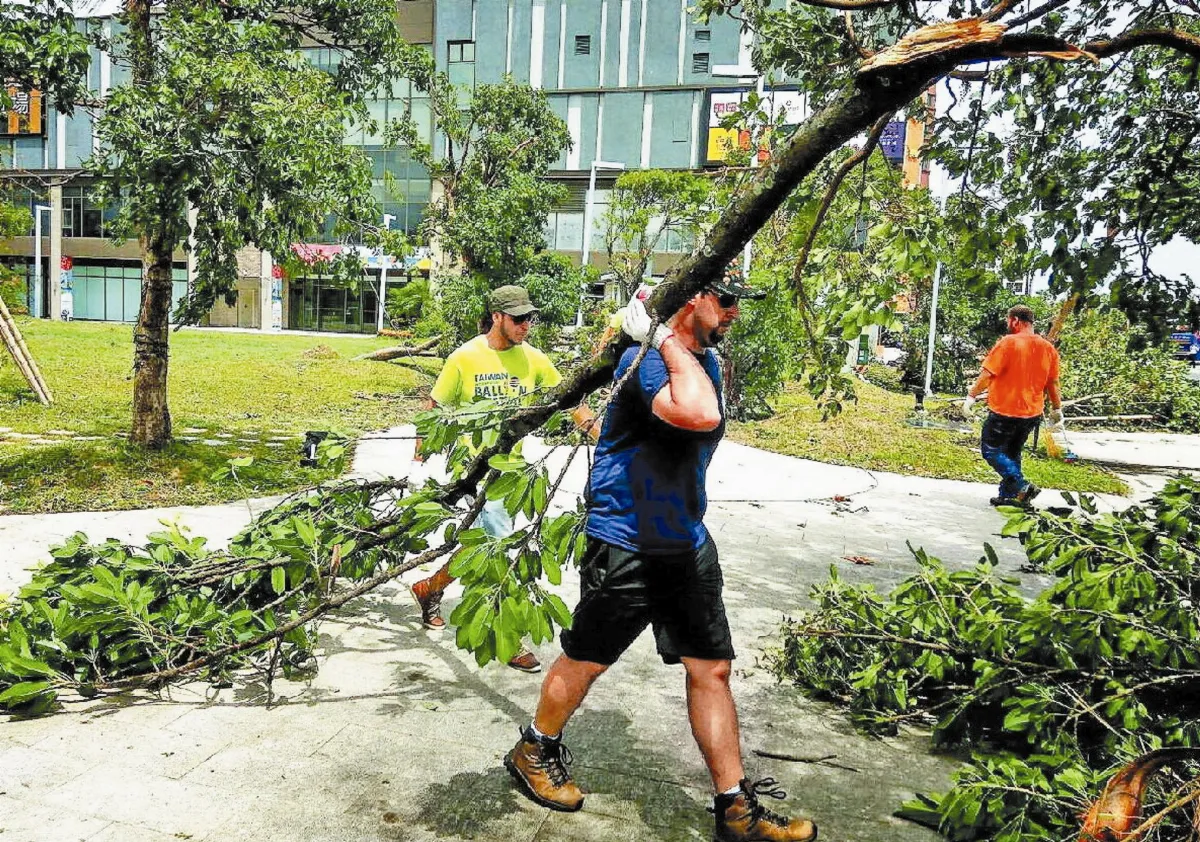 阿兵哥、老外援手 民眾：揪甘心