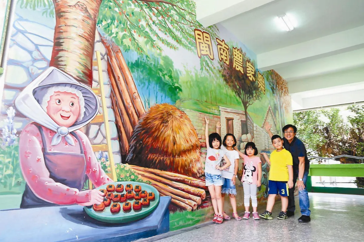 展示孩子創作 國小廁所優而美
