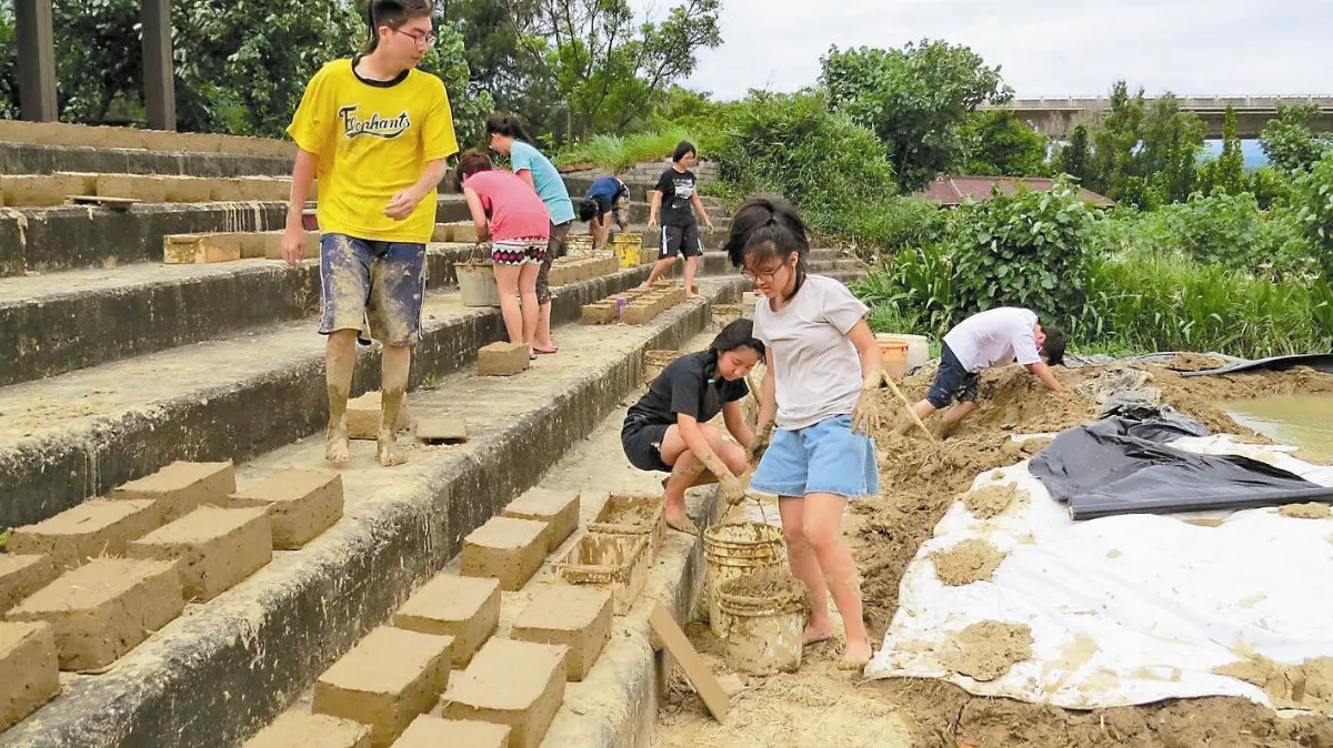 暑假打工換宿 製土磚砌土牆