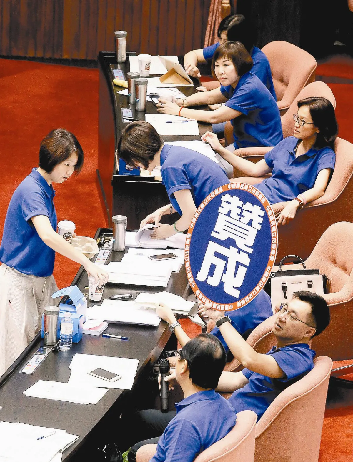 攻防黨產條例 立院挑燈夜戰