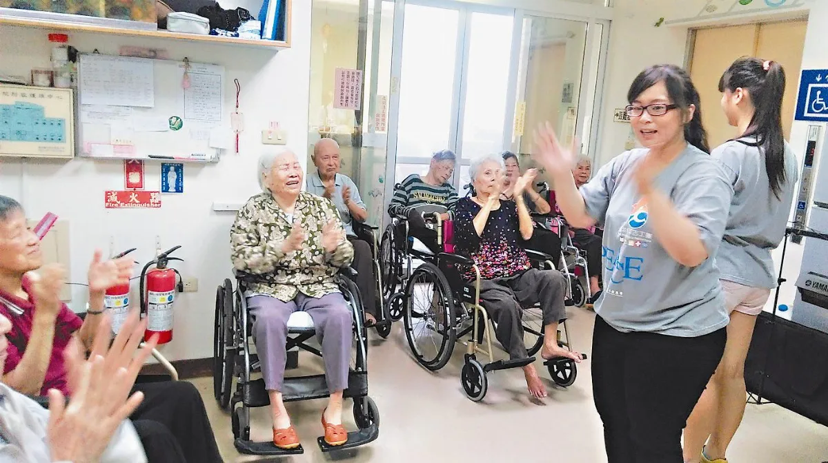 8個互助孫 募集1萬個笑