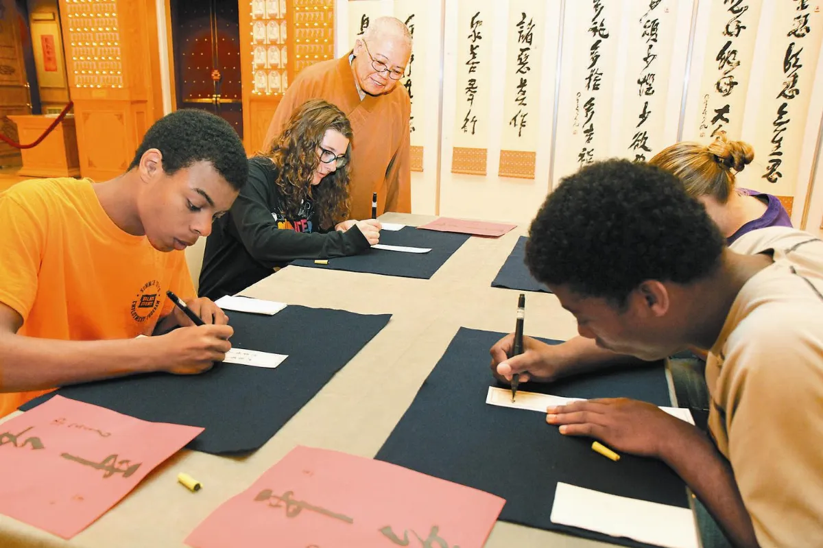 基督青年訪寺院 體驗佛教文化