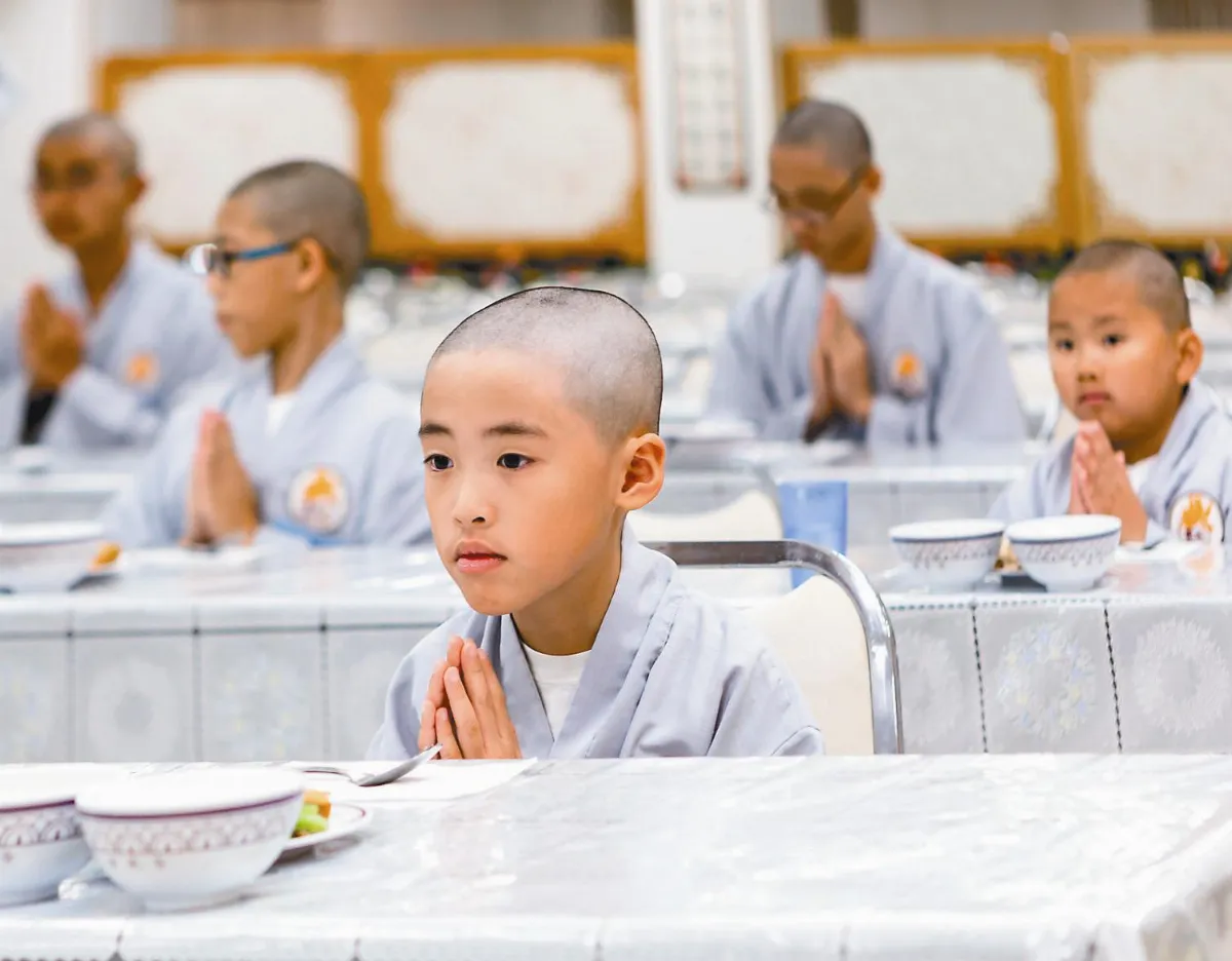 西來青少年短期出家 32童發心
