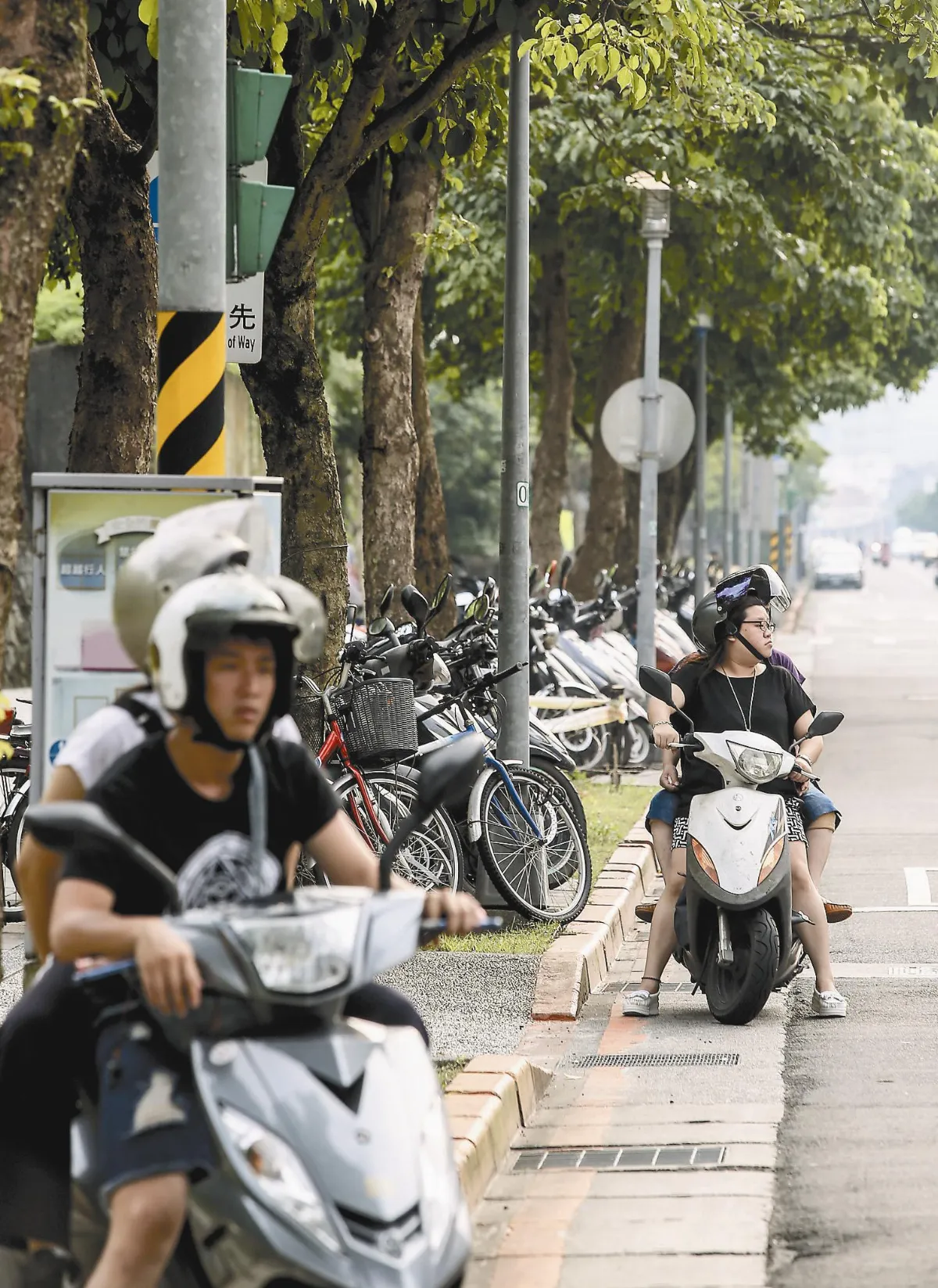騎士躲陰涼處 交警：違停可開罰