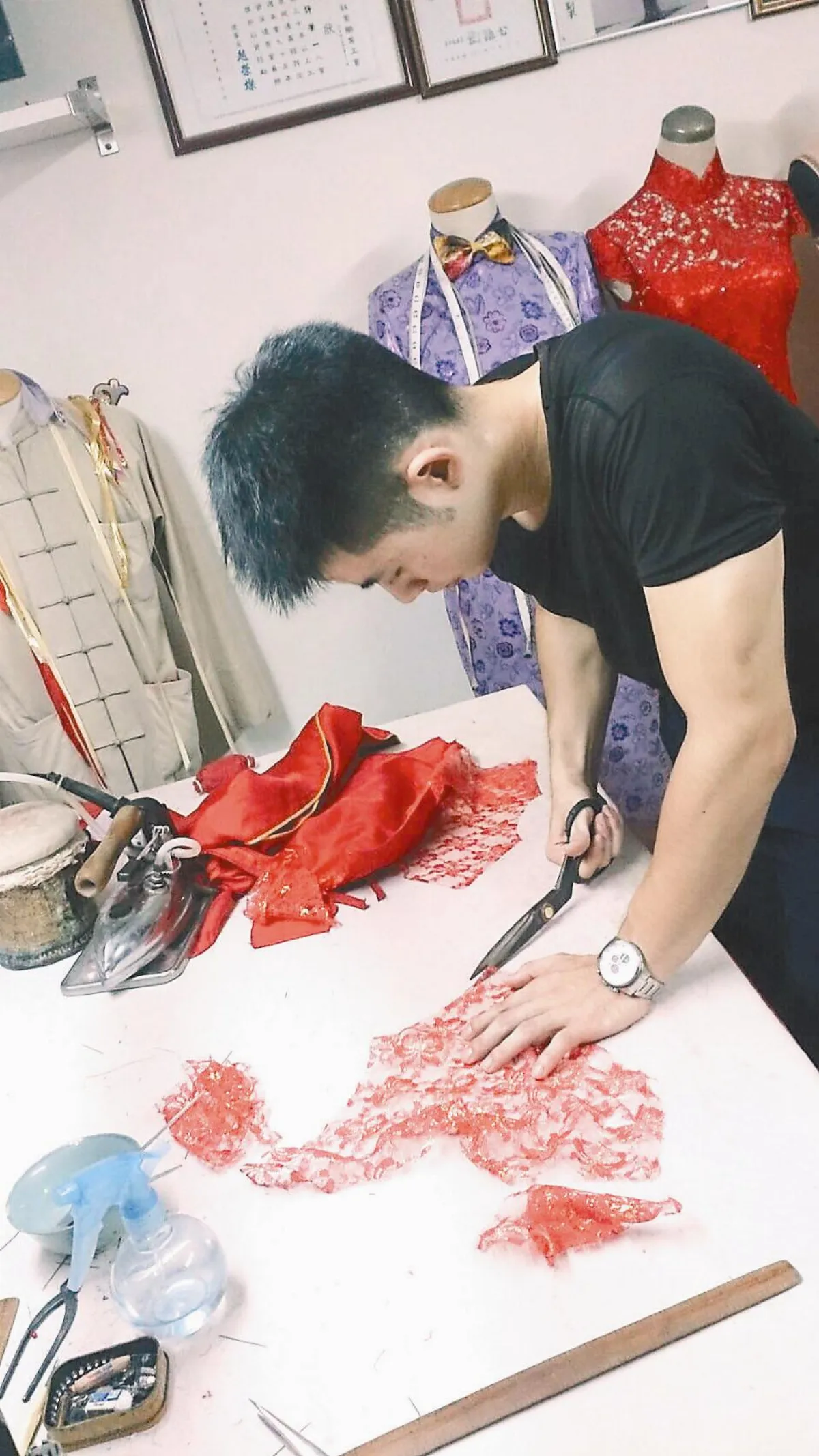 走不一樣的路 大男生手作旗袍