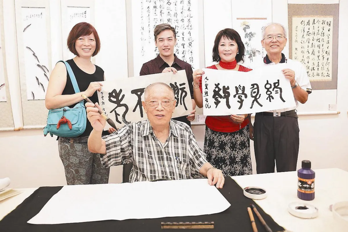 爺爺級研究生 骨折不改上學趣