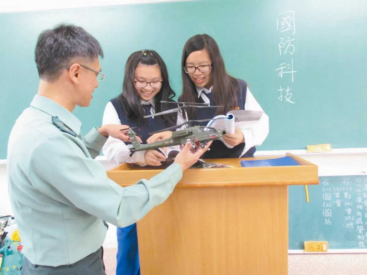 3500名教官 5年內退出校園