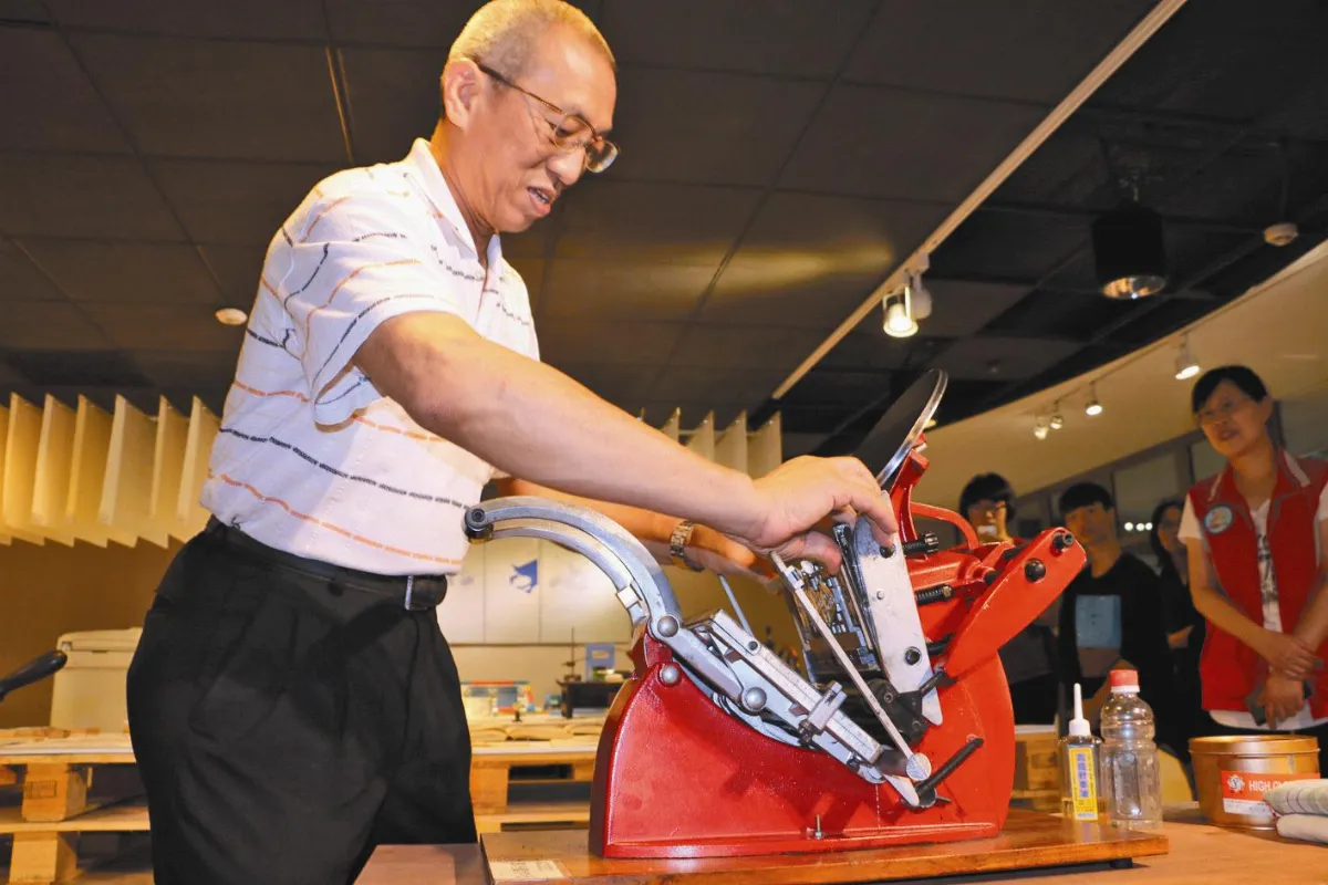 圓盤印制機舊工藝 展文字溫度