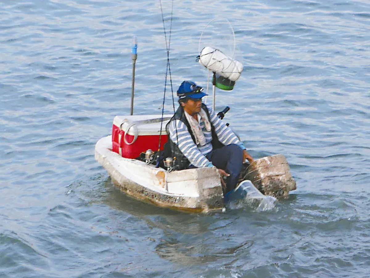保麗龍船搶魚 漁民氣得牙癢癢