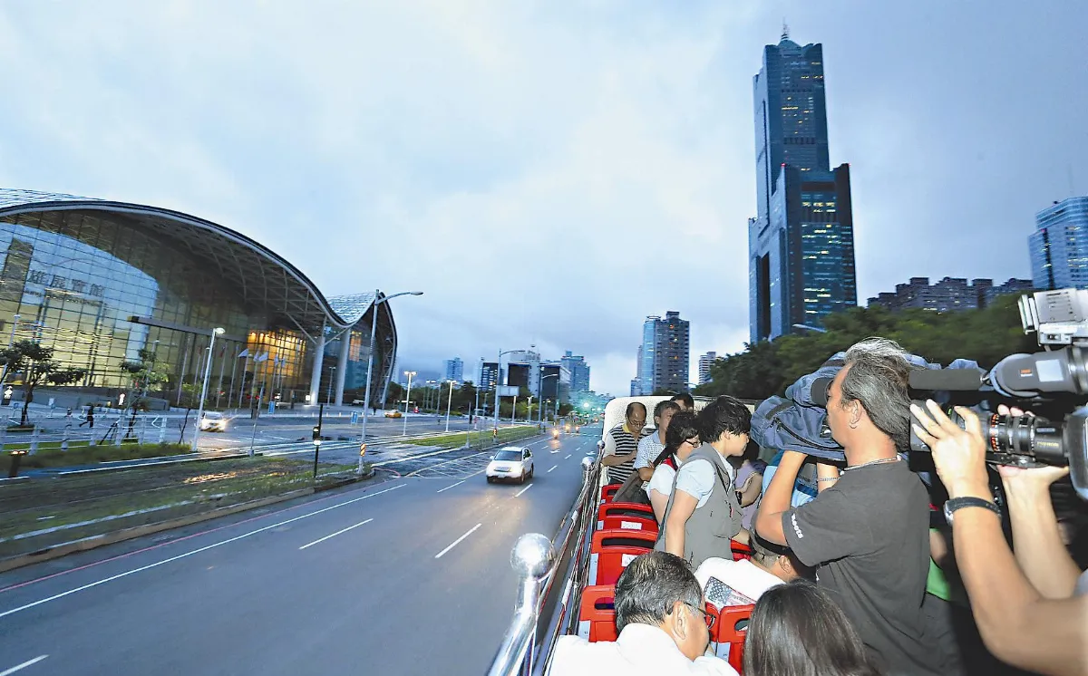 路樹一路掃臉 外地客直呼好玩 搭雙層巴要300 有人喊貴