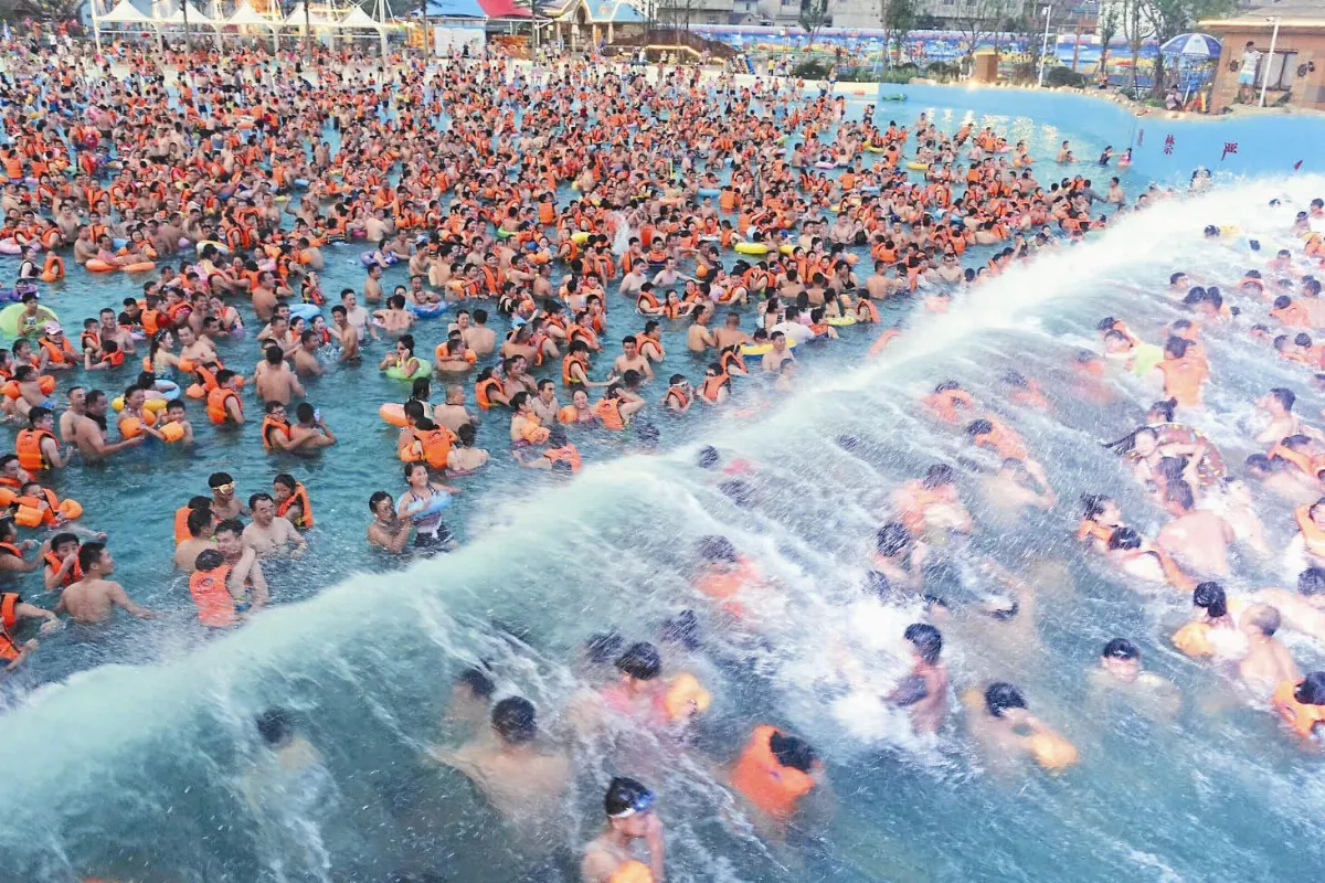熱爆！ 陸6千人擠泳池避暑