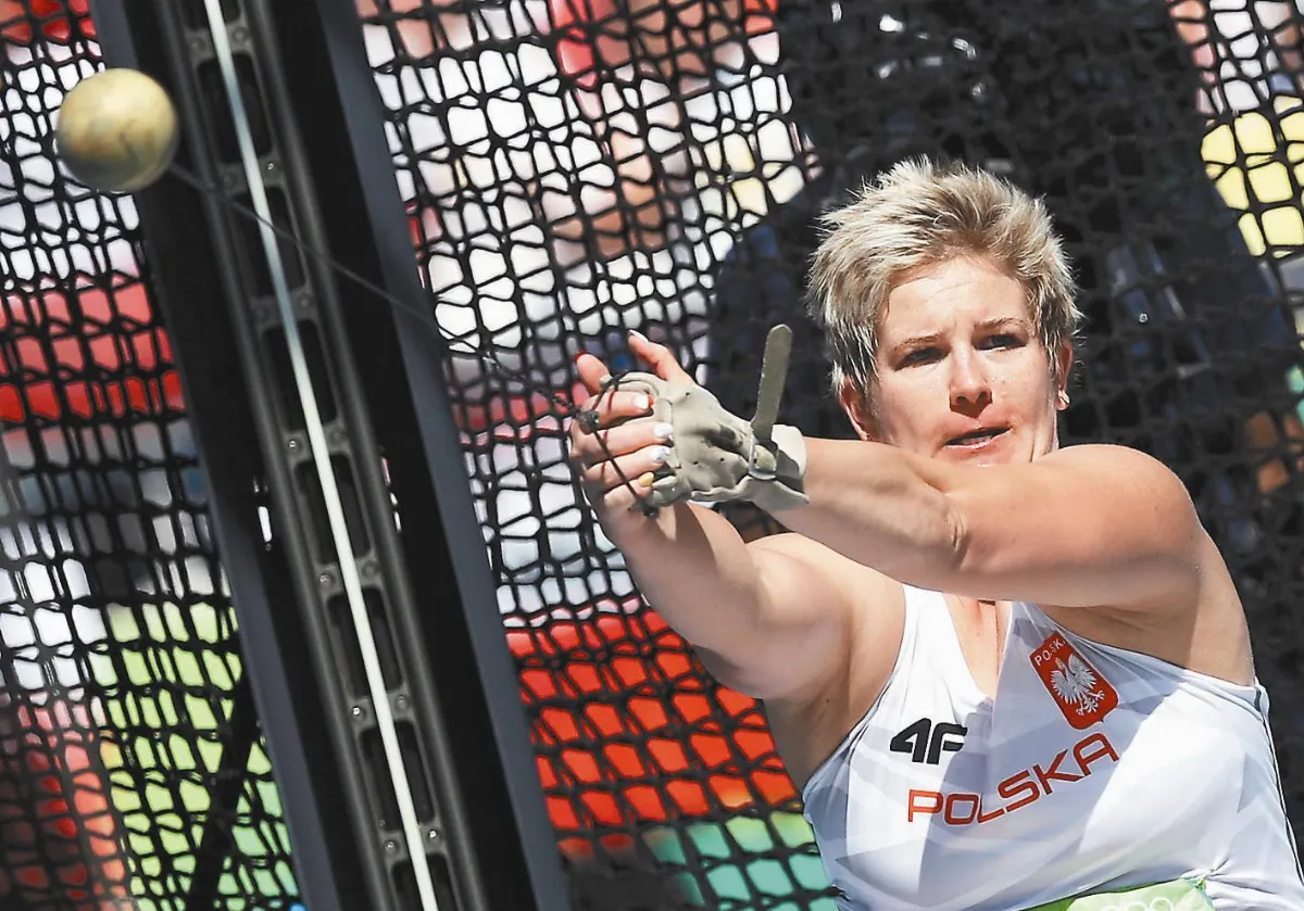 田徑 戴亡友手套 鏈球女將再破紀錄