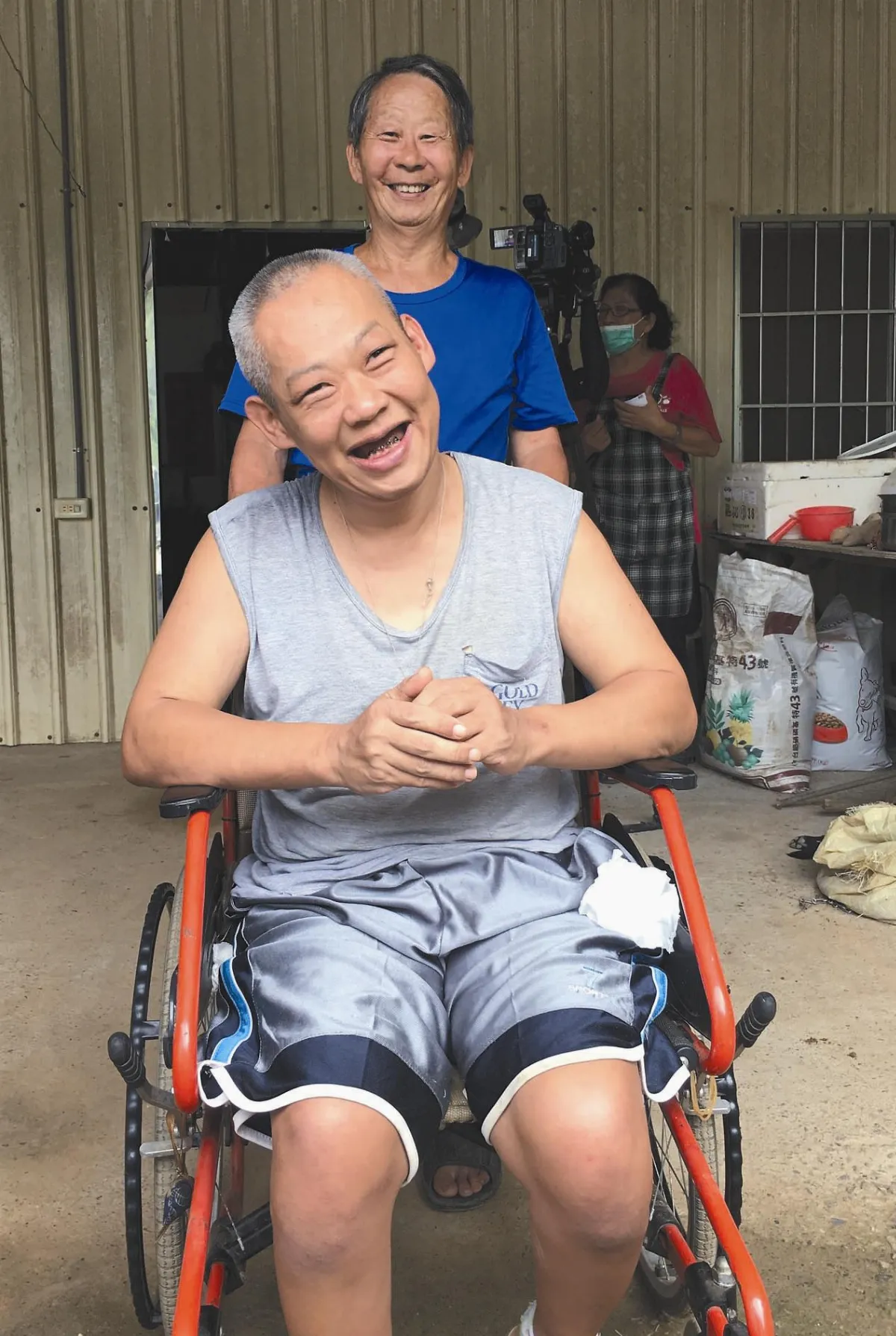 居家照護深山父子 生命現藍天