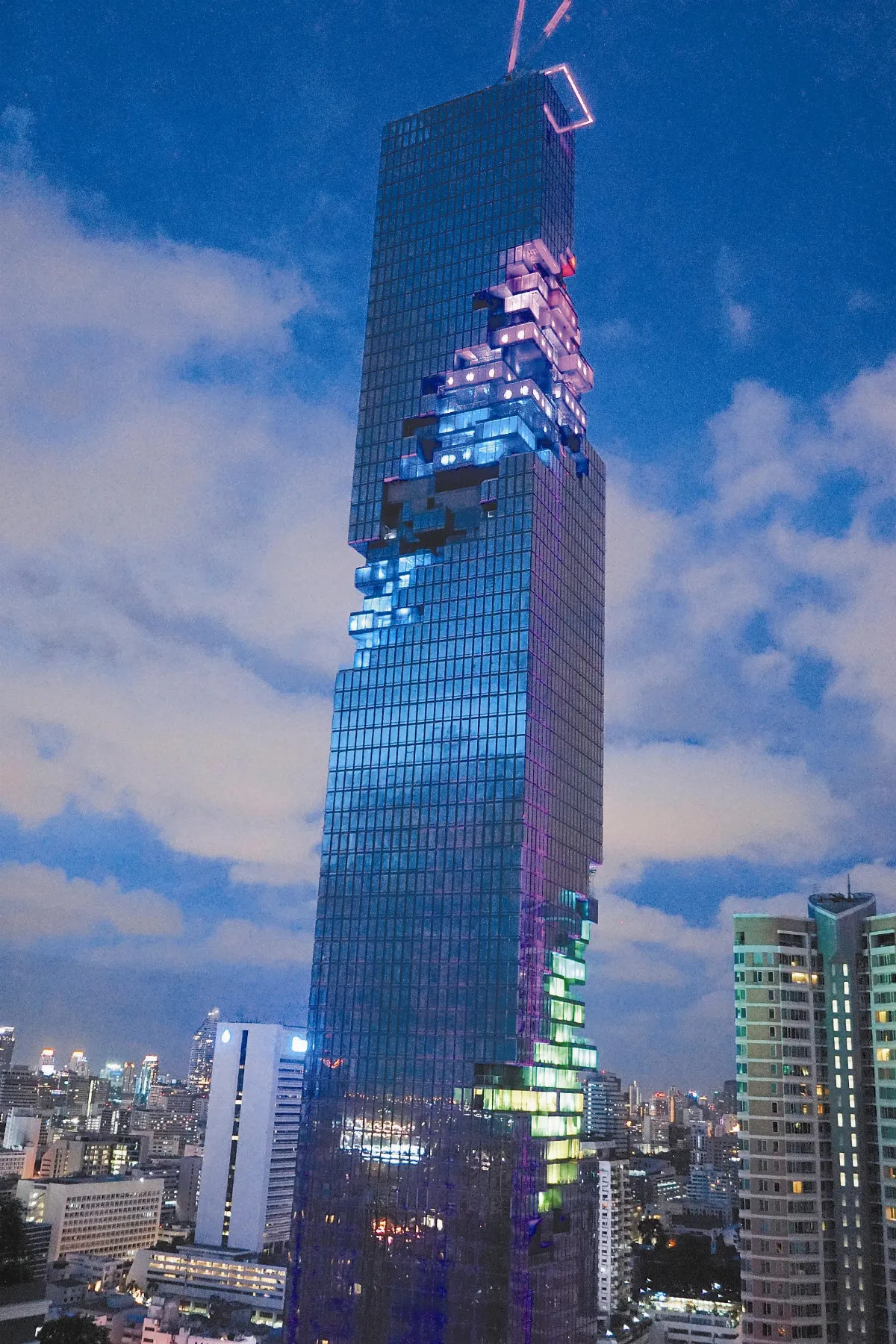 泰國第一高樓落成 燈光秀彩排