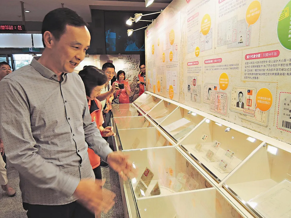 查某嫺、過房子、種牛痘… 早期戶口名簿 裹小腳也註記