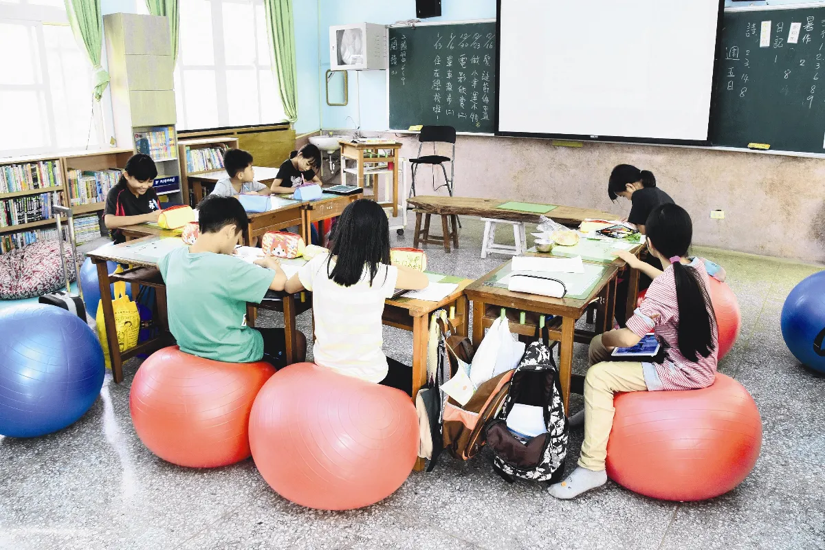 小學生不坐木頭椅 改坐健身球