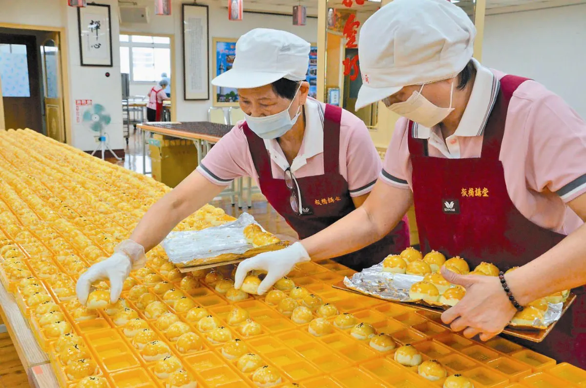 兩岸人間佛教交流伴手禮 贊助佛大興學 月餅包進正能量