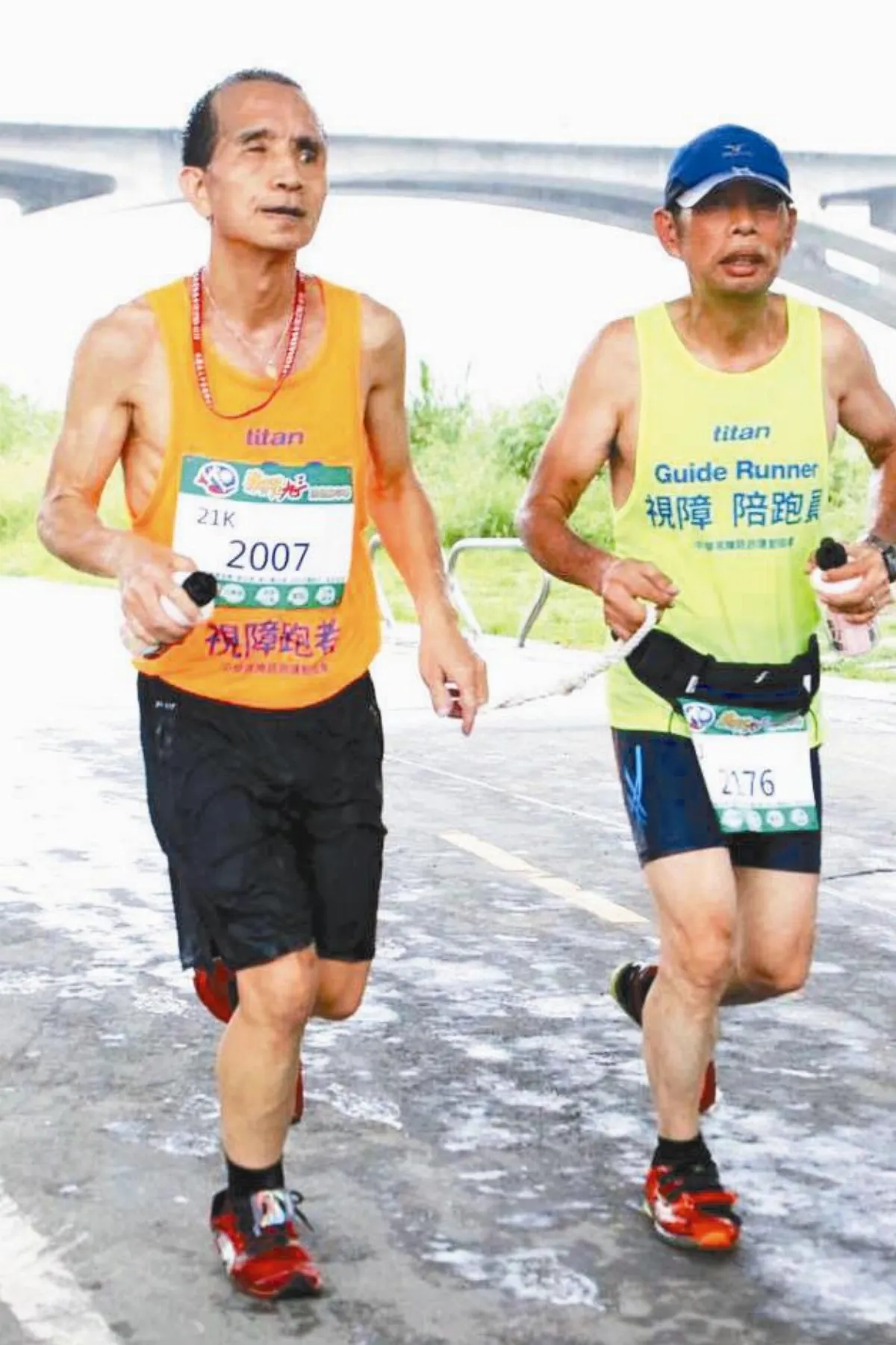 我不抓寶 拉繩陪視障友慢跑