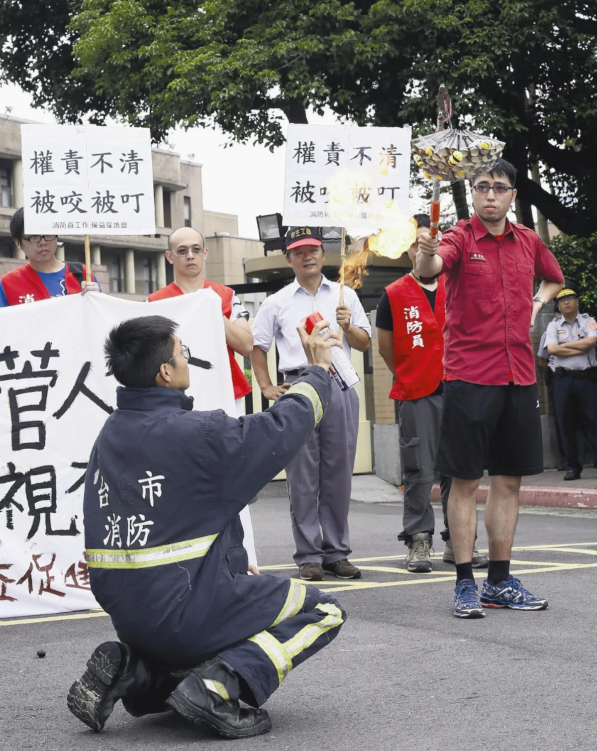 打火兄弟怒：我們不是捕蜂人