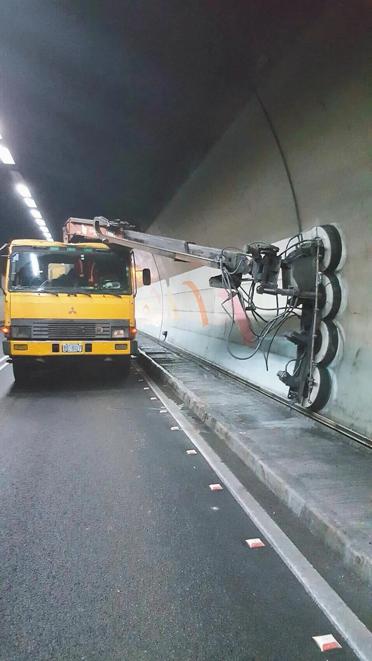 洗完南口 北口又髒了 雪隧洗澎澎 洗車機每晚出動