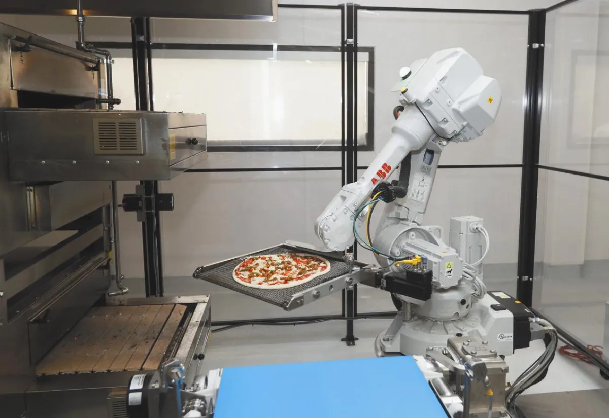 機器人做披薩 只差不會試吃