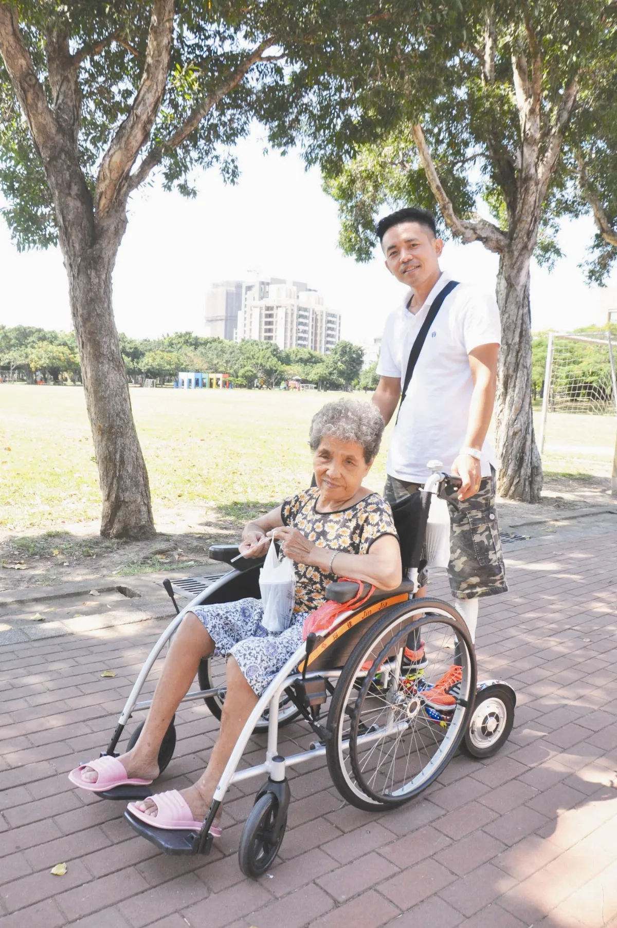 身障孝子推中風母 逛街喝咖啡